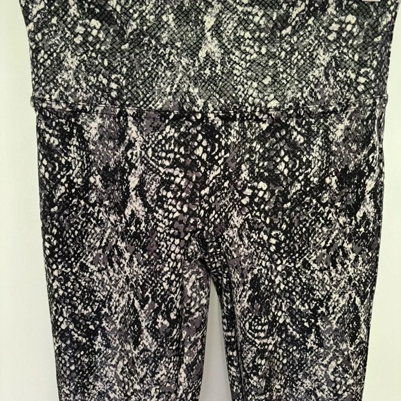 Spanx Faux Leather Snake  Shine Leggings Size M High Waist Full Length - Picture 4 of 8
